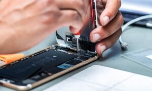 iPhone siendo reparado